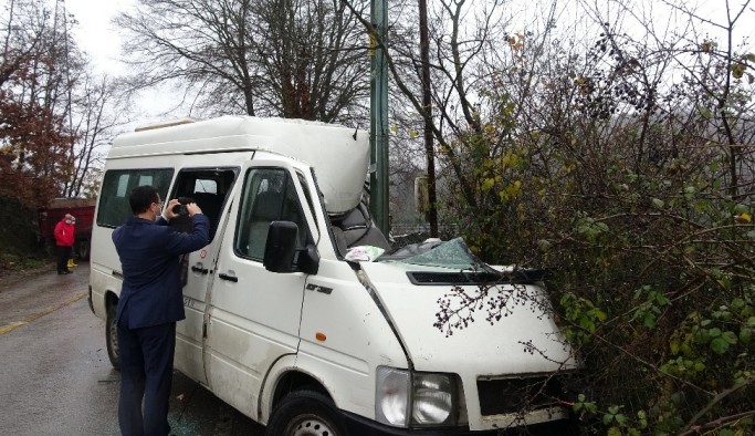 Şile'de minibüs ile kamyonet çarpıştı: 8 yaralı