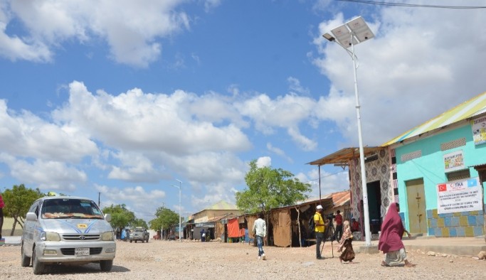 Somali sokakları TİKA'nın desteği ile aydınlanıyor