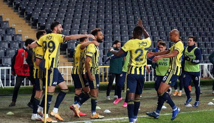 Süper Lig: Fenerbahçe: 1 - Medipol Başakşehir: 1 (İlk yarı)