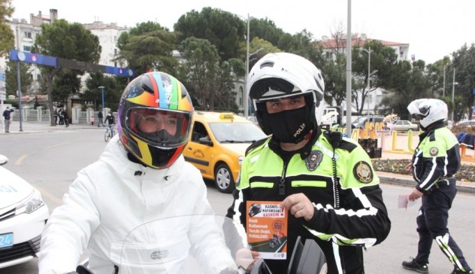 Sürücülere 'Kaskım kafamdaki kaskom' yazılı broşür dağıtıldı