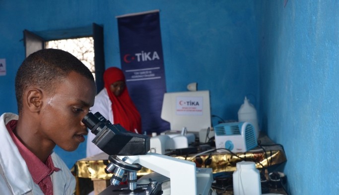 TİKA'dan Somali'deki hastaneye laboratuvar malzemesi desteği