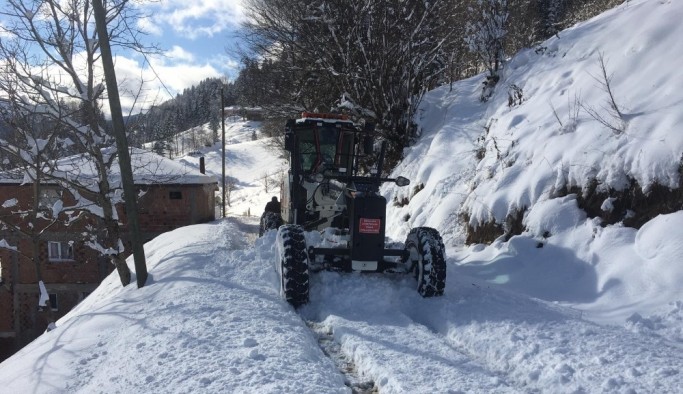 Trabzon'da 102 mahalle yolu kar nedeniyle ulaşıma kapandı