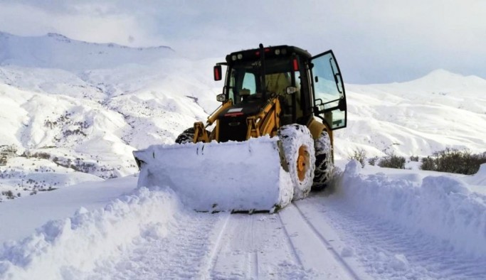 Van Büyükşehir Belediyesi karla mücadelesini sürdürüyor