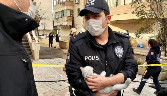 Yangında mahsur kalan yavru kediyi polis memuru kurtardı