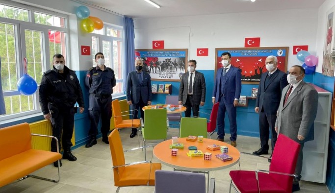 Yatağan'da 'Polis Amca' kütüphanesi açıldı