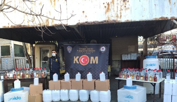 Yılbaşı öncesi İstanbul'da 1.5 ton kaçak içki ele geçirildi