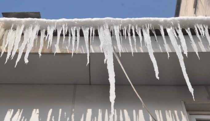 Yüksekova'da dondurucu soğuklar çatılardaki buz sarkıtları yarım metreyi buldu