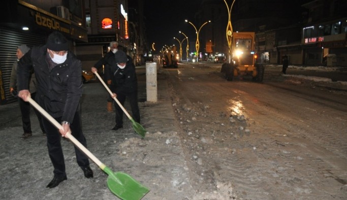 Yüksekova'da Kısıtlamadan sonra ekipler yolları küreklerle temizledi