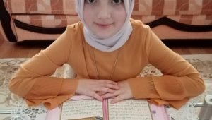 11 yaşındaki kız çocuğu 6 ayda uzaktan eğitimle hafız oldu