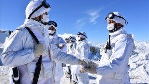 117 yaşındaki Zeliha nineden Mehmetçiğe 115 çift çorap