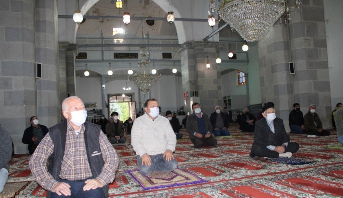 622 yıllık tarihi Bergama Ulu Camii'nde yeni yılın ilk cuma namazı