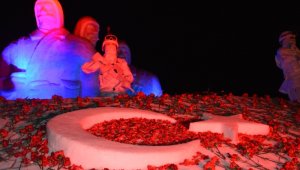 90 bin Sarıkamış şehidi anısına yapılan kardan heykeller ışıklandırıldı