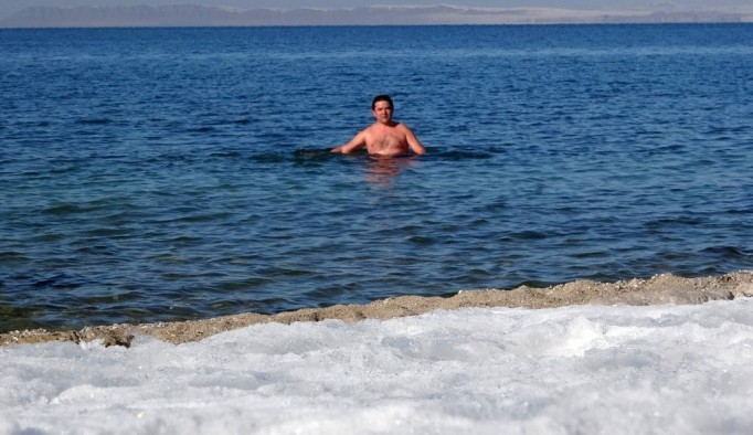 Acil tıp doktoru dondurucu havada Van Gölü'nde yüzüyor