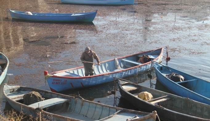 Ağları boş kalan Beyşehirli balıkçılar zor günler yaşıyor