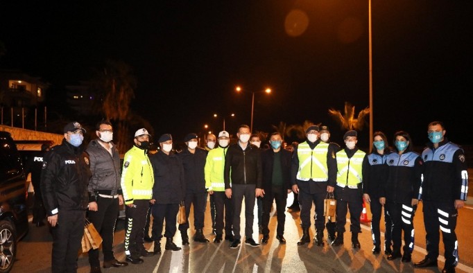 Alanya'da sağlık çalışanları ve güvenlik güçlerinin yeni yılı görevi başındayken kutlandı