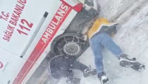 Ambulans fırtınada yolda kaldı