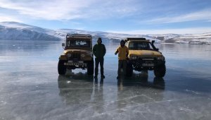 Aras Dağları zirvesinde bulunan donmuş göl üzerinde off-road heyecanı