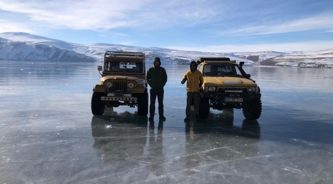 Aras Dağları zirvesinde bulunan donmuş göl üzerinde off-road heyecanı