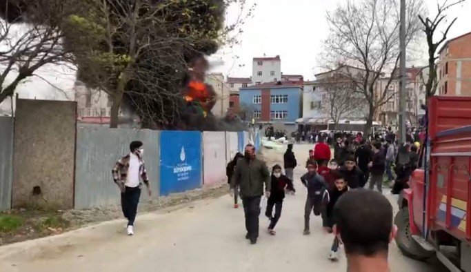 Arnavutköy 30 Ağustos Caddesi'nde yapımı devam eden bir kültür merkezi inşaatında yangın çıktı. Yangından yükselen dumanlar kilometrelerce uzaktan görülürken, olay yerine çok sayıda itfaiye ekibi sevk edildi.