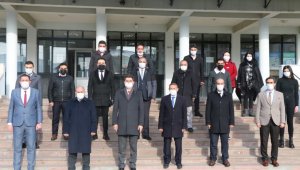 Aşkale'de protokol ve öğretmenler İstiklal Marşı'nı okumak için toplandı