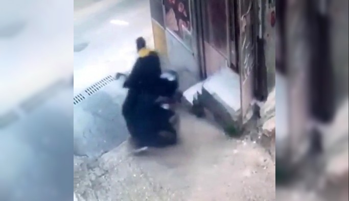 Bursa'da güpegündüz motosiklet hırsızlığı kamerada