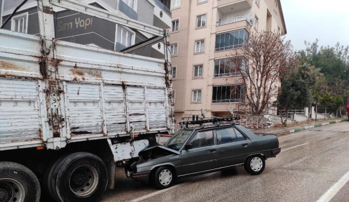 Bursa'da kayganlaşan yolda iki ayrı kaza meydana geldi
