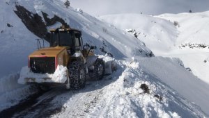 Doğu'da kar ve tipiden kapanan yollar açılıyor