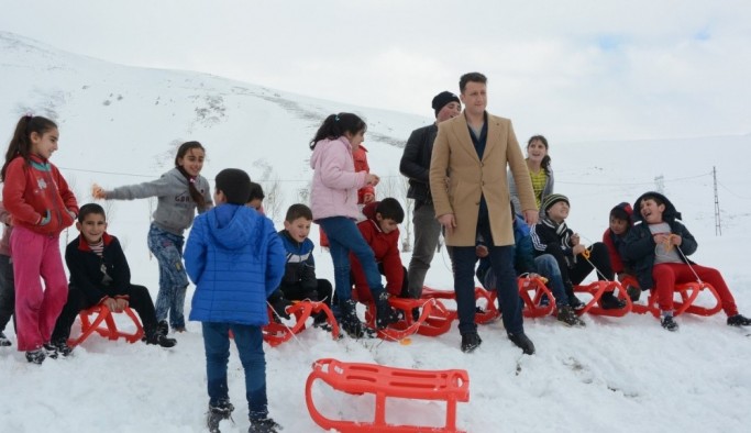 Düşünce Akademisinden Bitlis'teki çocuklara kızak
