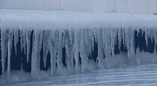 Eksi 20'ye düşen hava sıcaklığı buz tutturdu