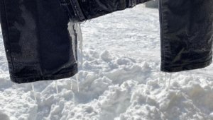 Eksi 32 derecede çamaşırlar dondu, evler dev buz sarkıtlarının altında kaldı