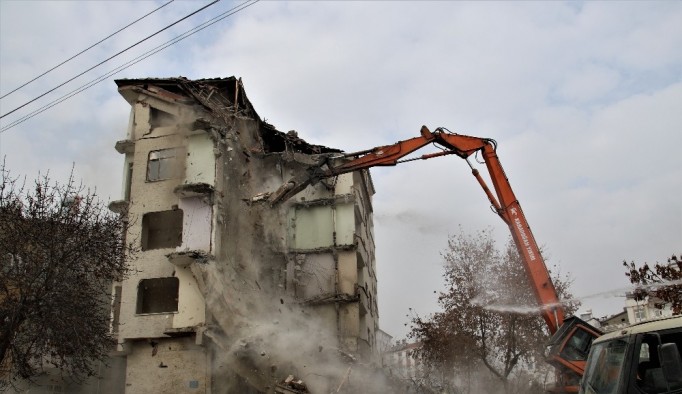 Elazığ'da 5.3'lük depremde ikinci kez hasar alan binanın kontrollü yıkımı başladı