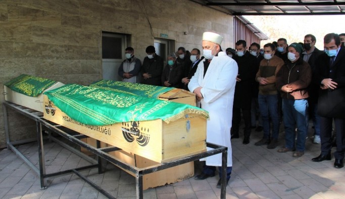 Elazığ'daki feci kazada, hayatını kaybeden anne, baba ve kızları son yolculuğuna uğurlandı