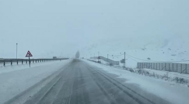 Erzurum - Horasan karayolunda kar ve tipi nedeniyle ulaşım güçlükle sağlanıyor