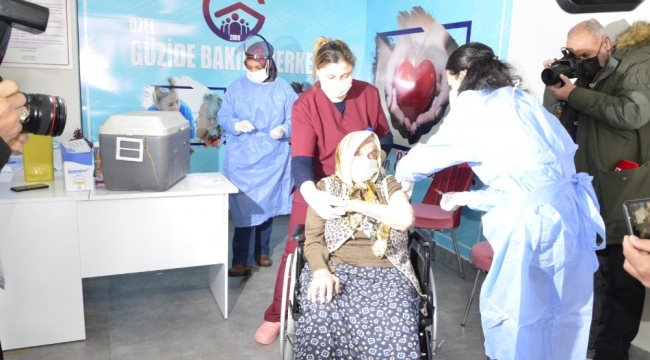Erzurum'da Bakımevinde kalan yaşlılar aşılanmaya başlandı
