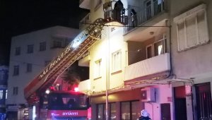 Genç kadın 4. kattan 3'üncü katın balkonuna düştü