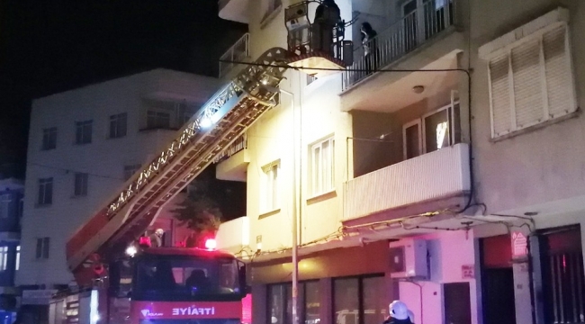 Genç kadın 4. kattan 3'üncü katın balkonuna düştü