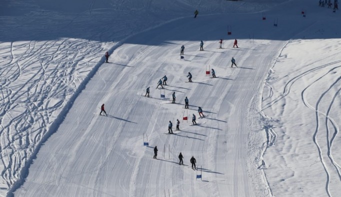 Hakkari'de "Kayak İl Birinciliği" yarışması