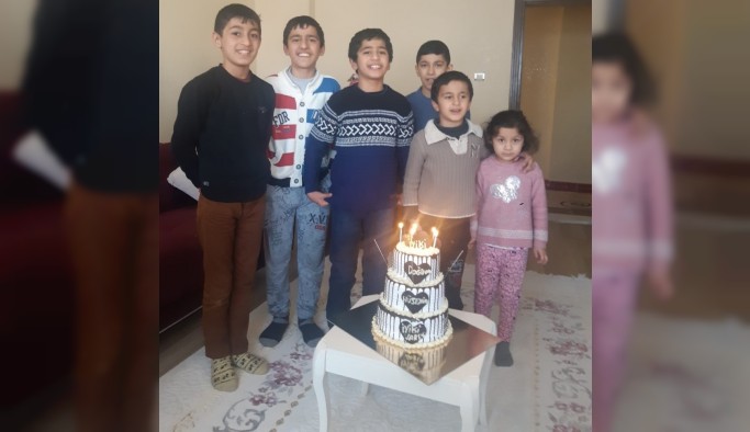 Hakkâri'de kardan doğum günü pastası yapan çocuklara Giresunlu iş adamından sürpriz