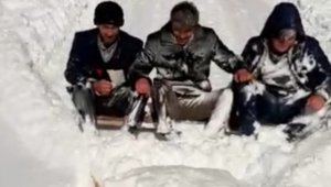 "Her şeyi devletten beklememek lazım" dediler, köylerinin yolunu böyle açtılar