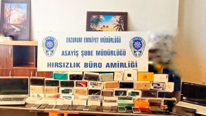 Hırsızlar güle oynaya telefon çaldılar