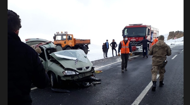 Horasan'da otobüs ile otomobil çarpıştı: Anne ve çocuğu hayatını kaybetti