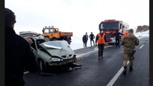 Horasan'da otobüs ile otomobil çarpıştı: Anne ve çocuğu hayatını kaybetti