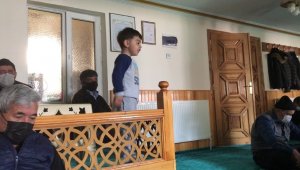 Hutbe okunurken minbere çıktı