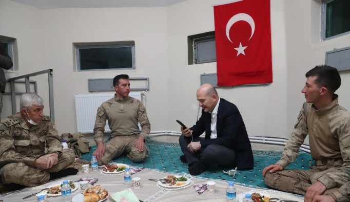 İçişleri Bakanı Soylu, yeni yıla Belbuka kalekol üs bölgesindeki askerlerle girdi