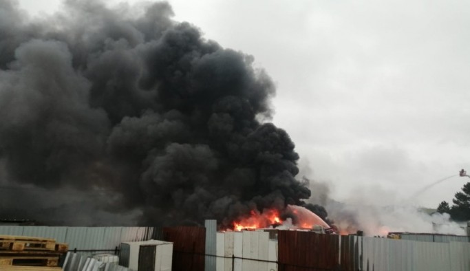 İstanbul Tuzla'da fabrika bahçesinde korkutan yangın