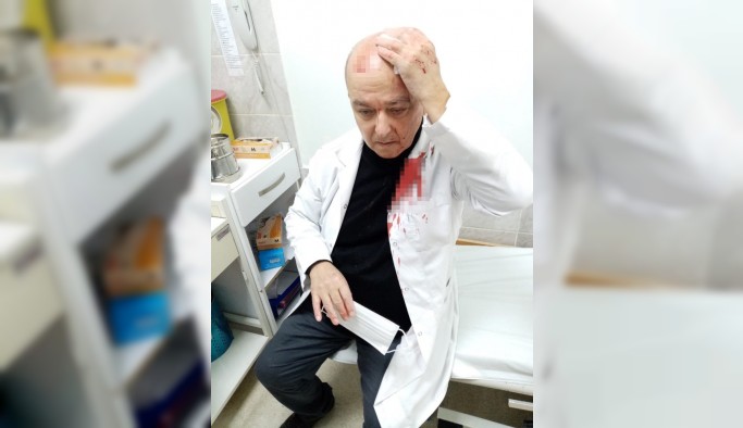 İzmir'de doktora taşlı saldırı: Maske uyarısı yapan doktorun kafasını yardı