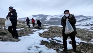 Karla kaplı dağlara yiyecek bıraktılar