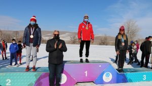 Kayaklı koşu yarışları nefes kesti