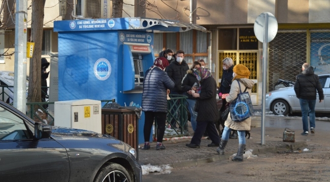 Kısıtlamanın ilk sabahında "sumaktik" kuyruğu