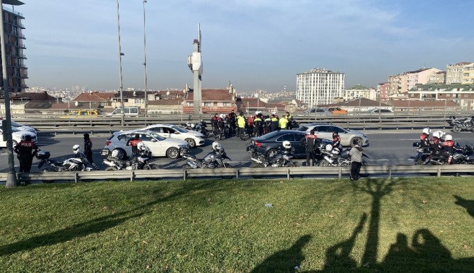 (Özel) E-5 Karayolu'nda kaza geçiren motosikletli polisin yardımına meslektaşları koştu